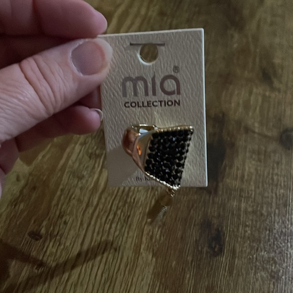 Mia collection gold and black ring with tassel collapsible back - Picture 5 of 6